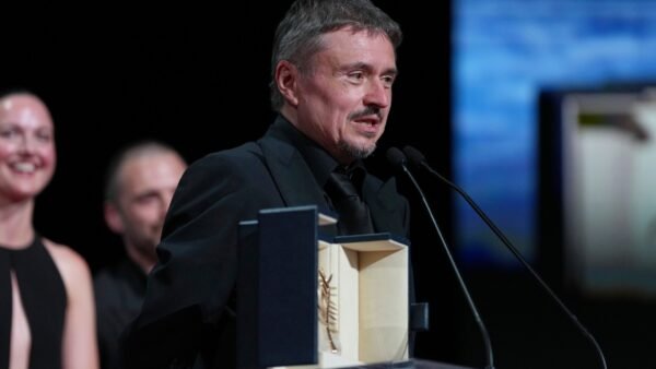 Romanian Director Mungiu Wins Palme d'Or for 'Fjord'