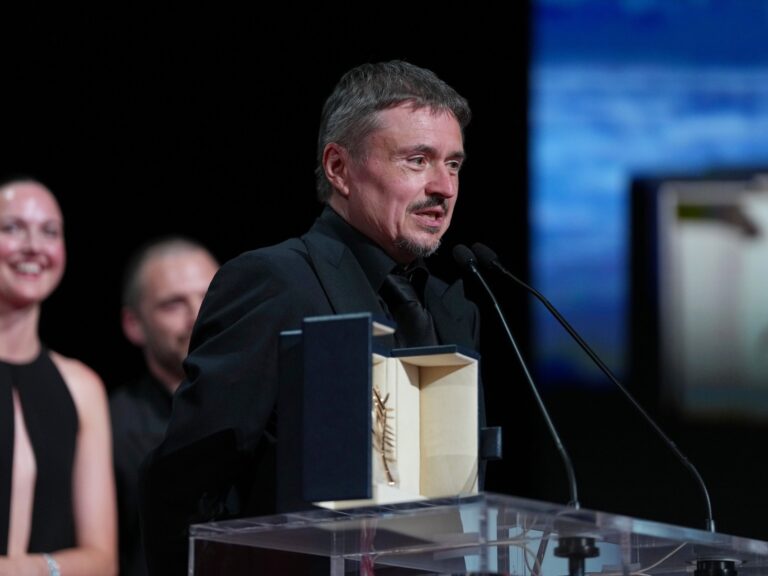 Romanian Director Mungiu Wins Palme d'Or for 'Fjord'