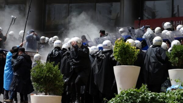 Turkish police storm CHP HQ amid leadership crisis