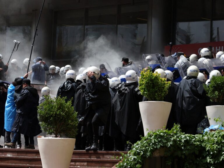 Turkish police storm CHP HQ amid leadership crisis