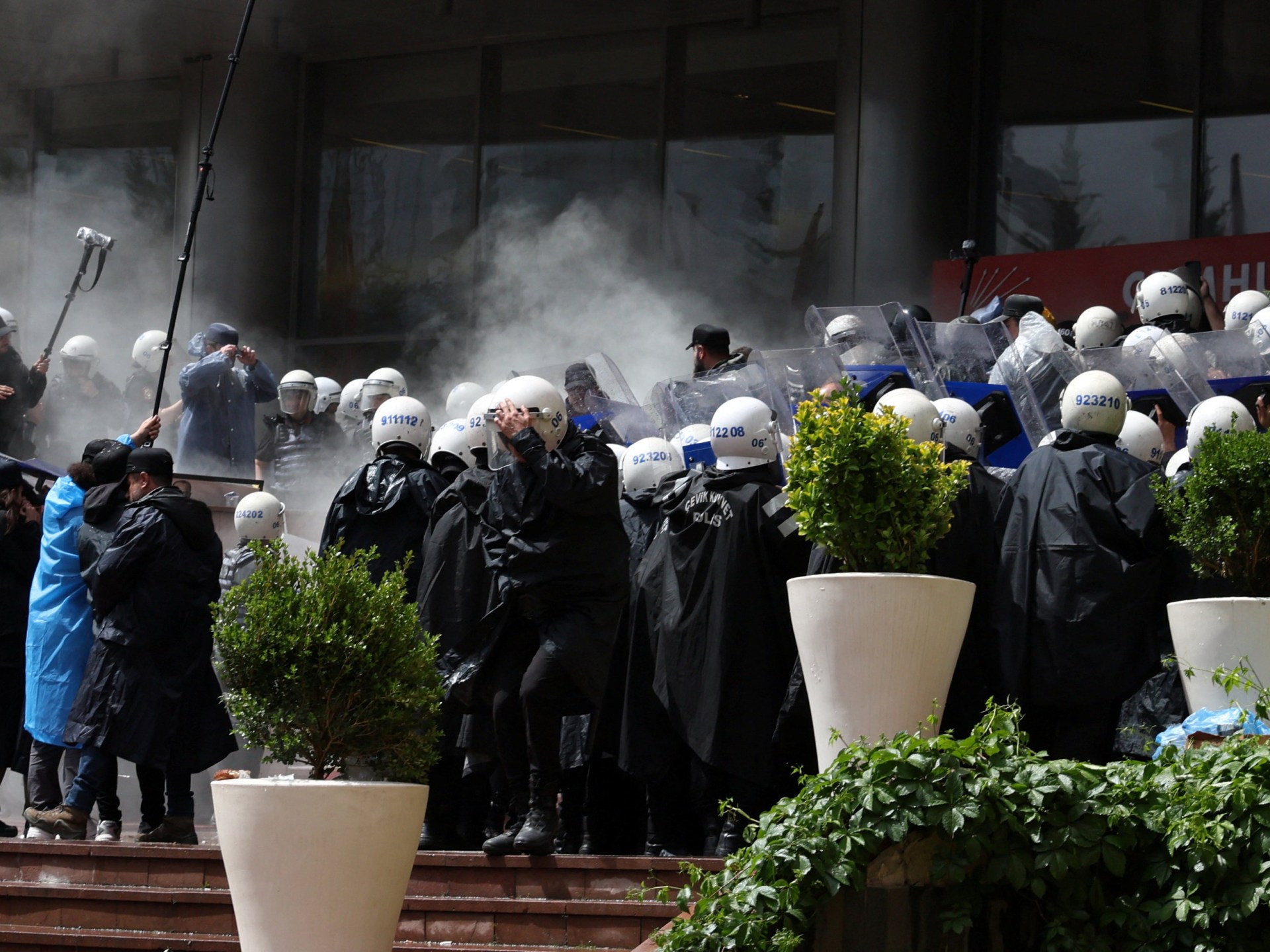 Turkish police storm CHP HQ amid leadership crisis