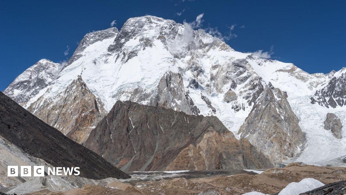 10 Climbers Missing After Avalanche on Broad Peak
