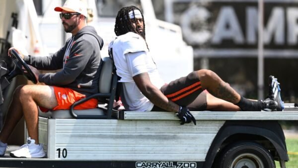 Browns Lose DE Wright, Sign Barnett