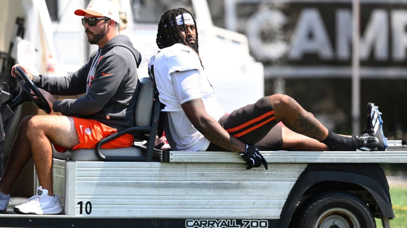 Browns Lose DE Wright, Sign Barnett