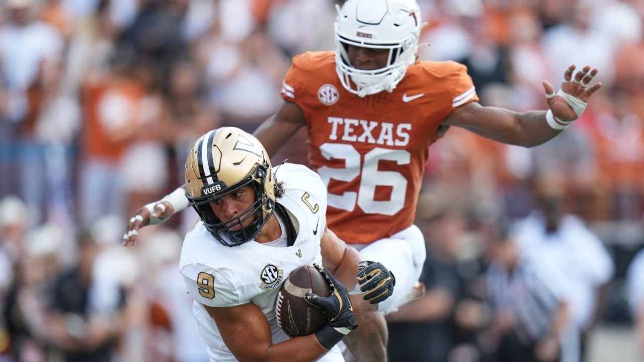 Texas LB Smith Out After Detrimental Conduct Dismissal