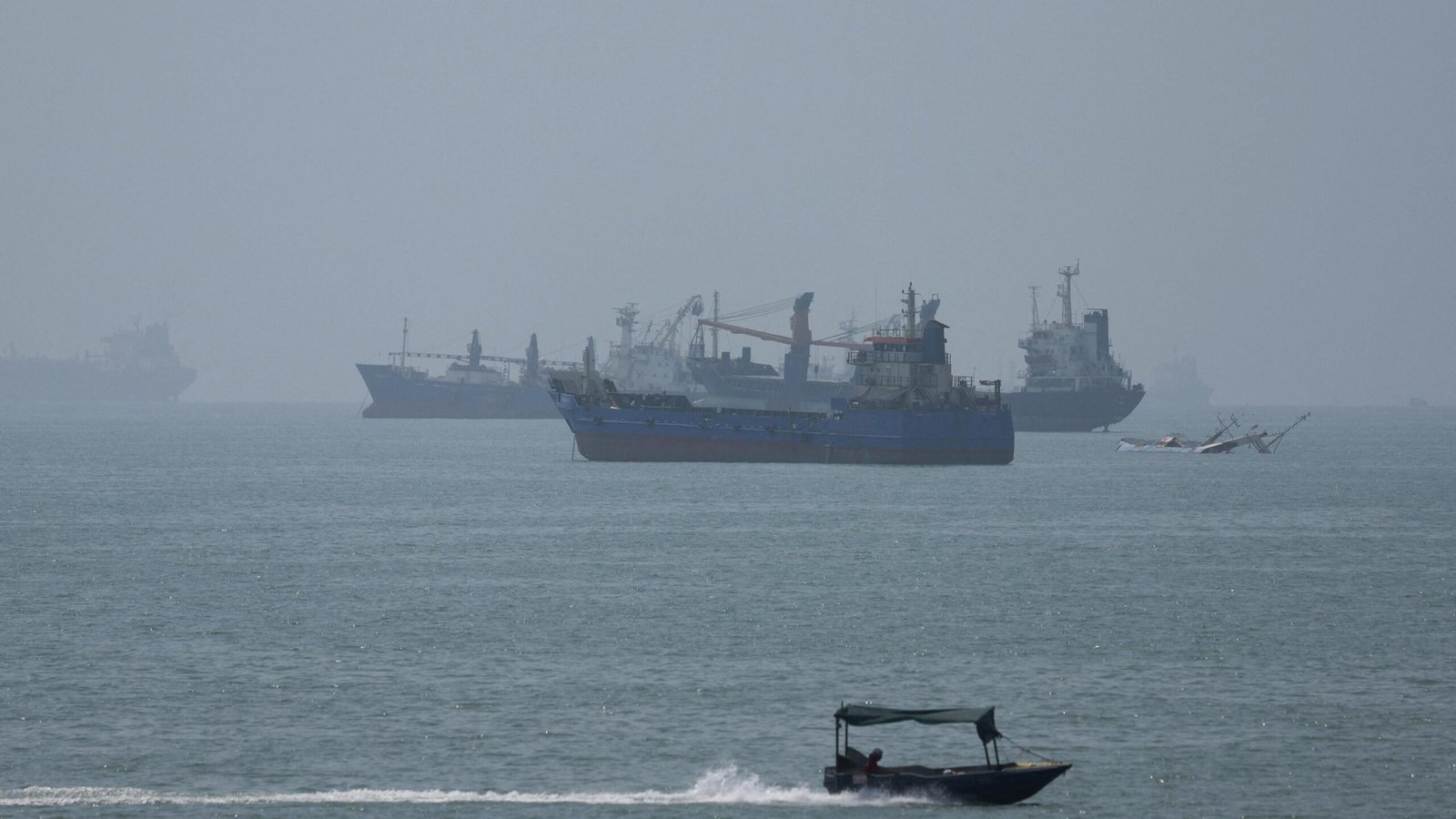 US Strikes Iranian Launchers on Larak Island