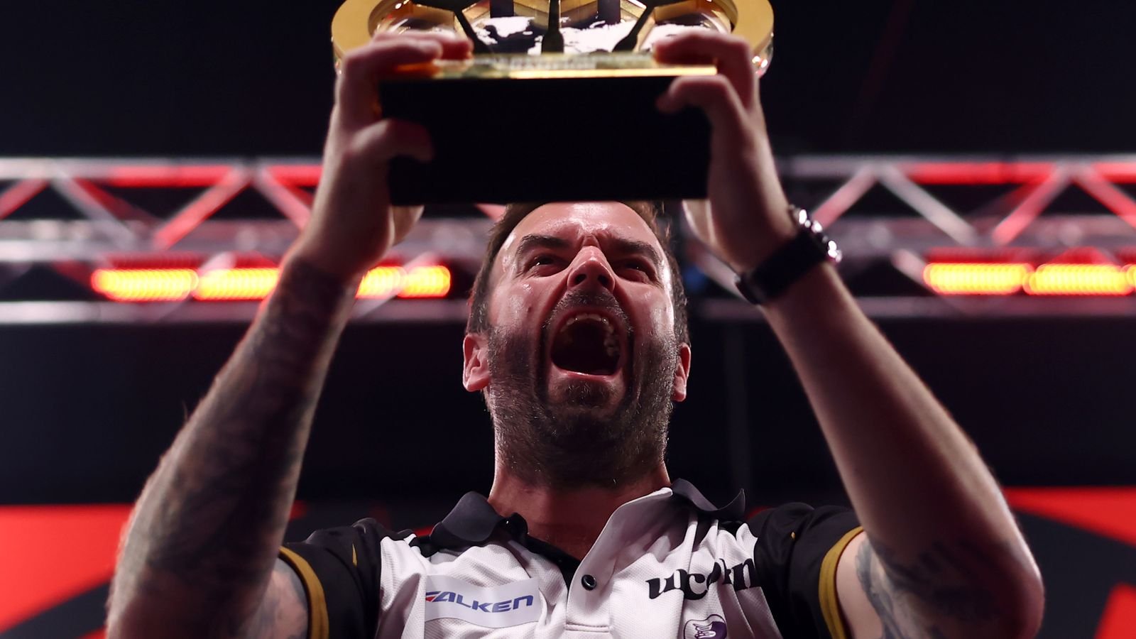 Smith Darts Down Price for World Series Title